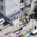 Полицията влезе в Общината на район "Приморски" във Варна, седем души са задържани