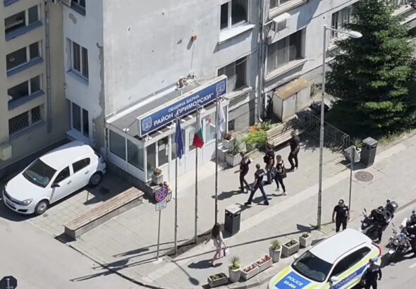 Полицията влезе в Общината на район "Приморски" във Варна, седем души са задържани