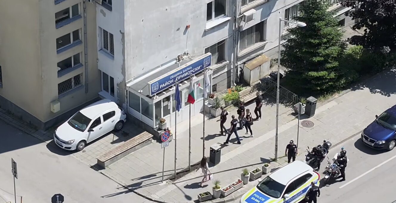 Полицията влезе в Общината на район "Приморски" във Варна, седем души са задържани