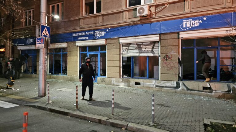 МВР остави провокаторите да вилнеят на "Дондуков"