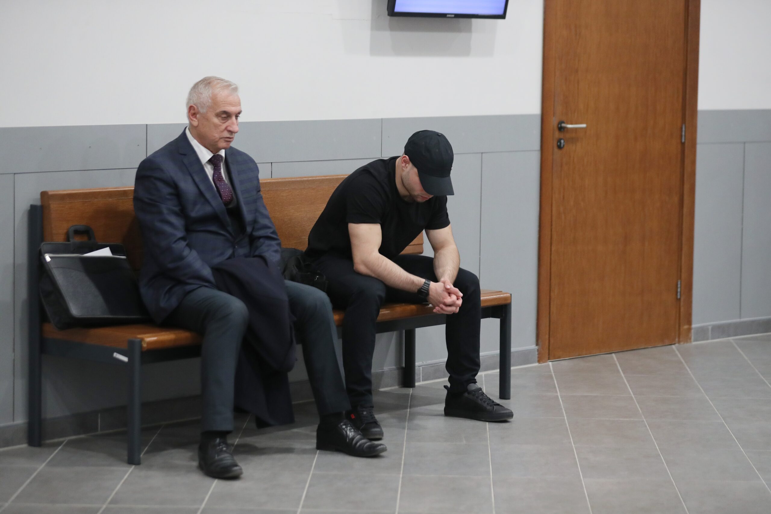 Обявеният за издирване прокурорски син нападнал служител на ГДБОП в къщата му