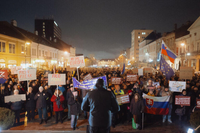 Хиляди в цяла Словакия излязоха на протест срещу проруския премиер Фицо