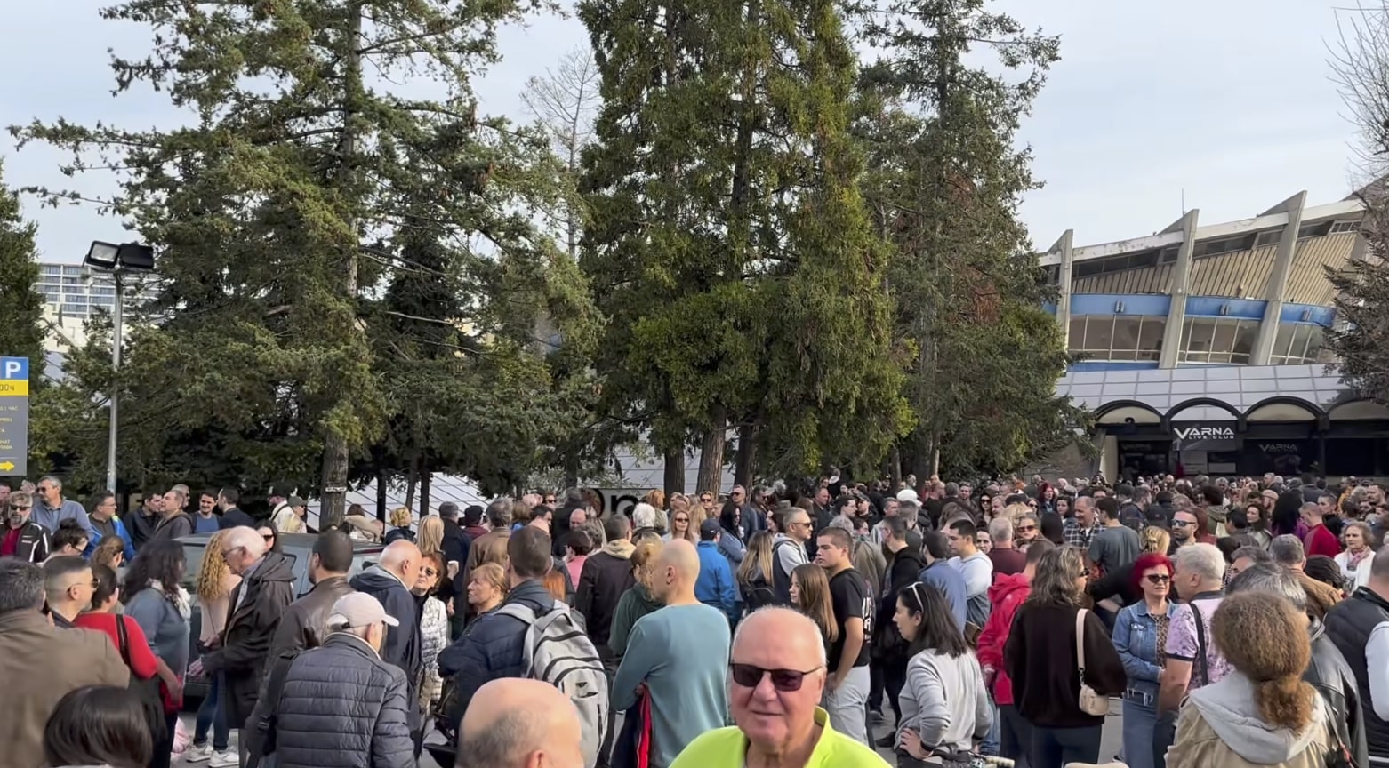 Протестиращи се събраха във Варна преди извънредното заседание за отстраняването на кмета Благомир Коцев