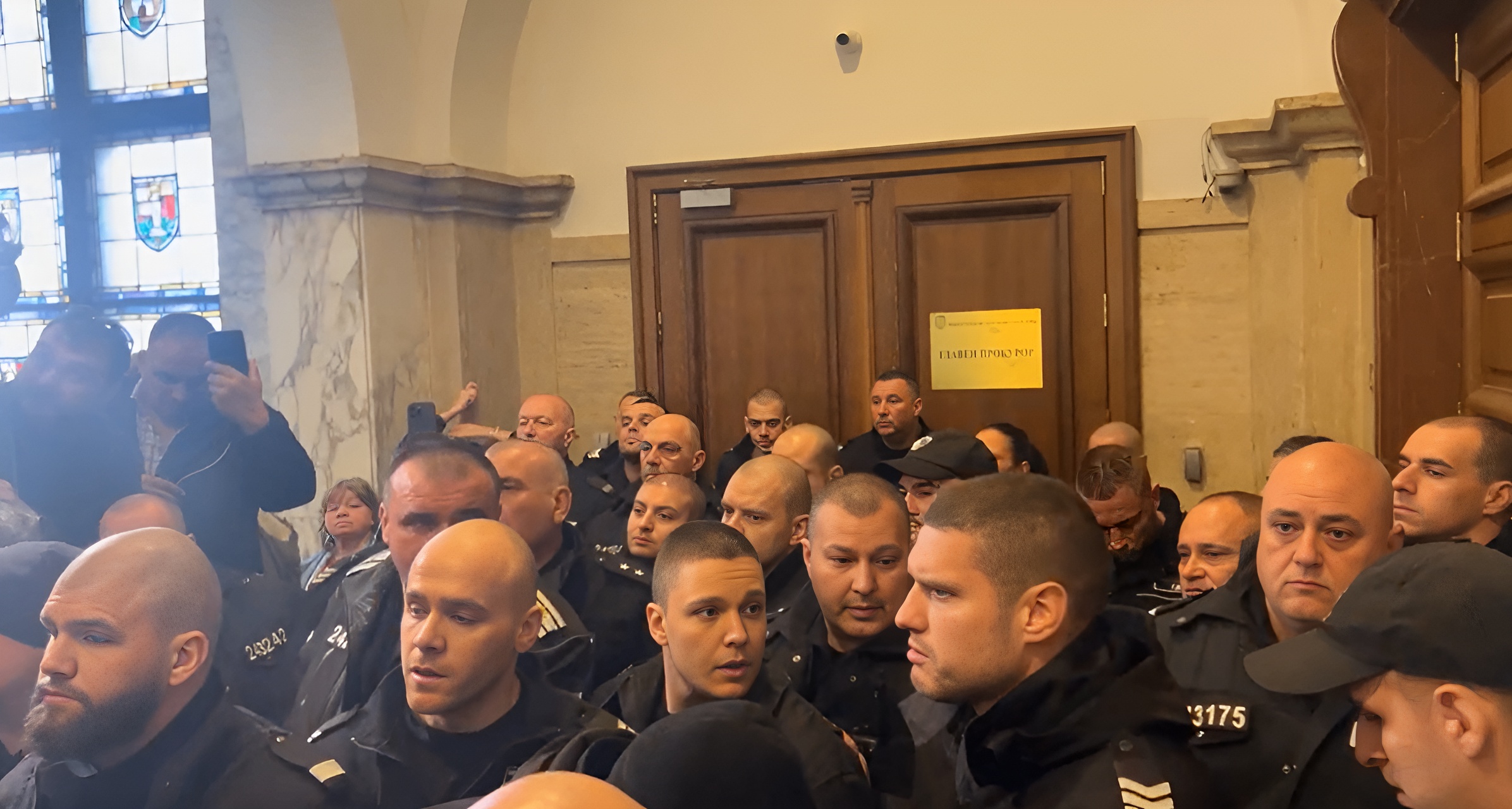 Протестиращи блокираха кабинета на Сарафов, охраняван от десетки полицаи