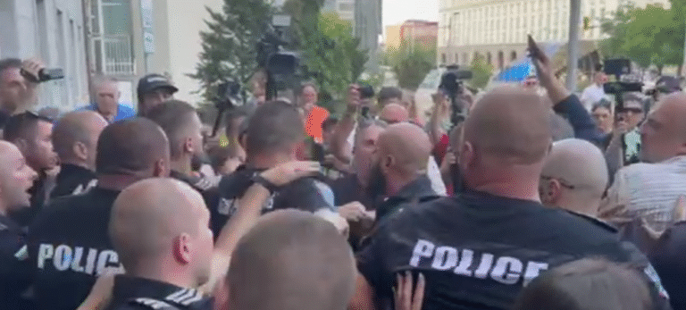 Сблъсъци с полицията и арест на протеста на БОЕЦ пред антикорупционната комисия