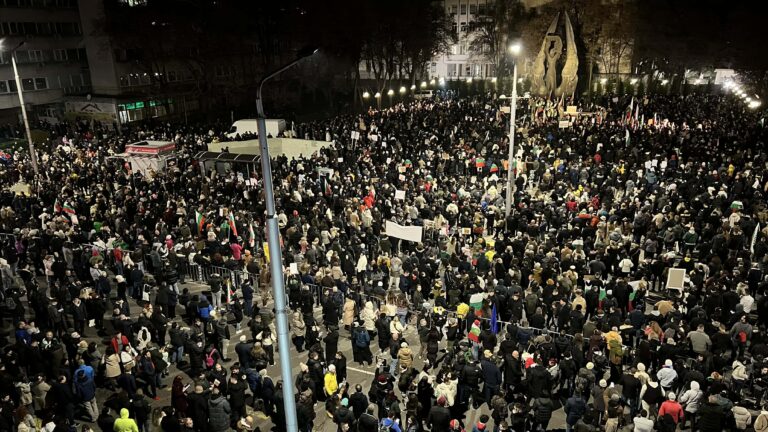 Хиляди протестират в Пловдив, Бургас, Варна и други градове в цялата страна
