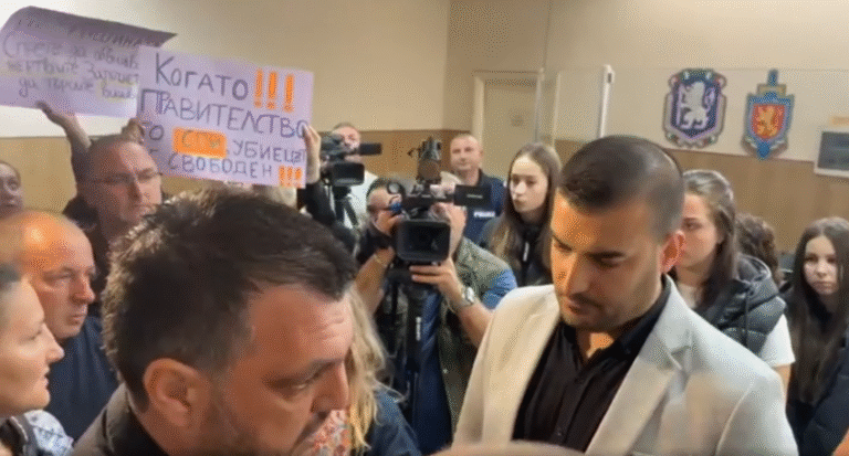 Протестиращи нахлуха в сградата на МВР Хасково след убийството на Магдалена