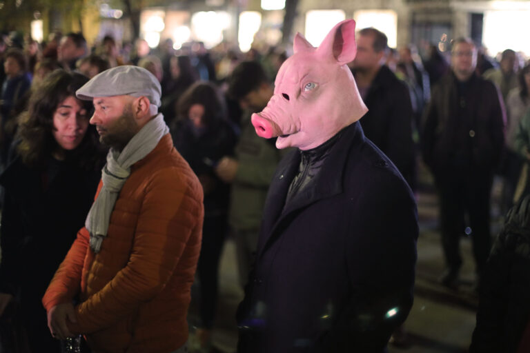 Младите медици и "Правосъдие за всеки" заедно скандираха "оставка" пред Съдебната палата