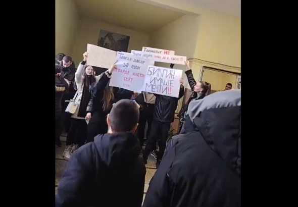 След смъртта на 18-годишния Билгин директорът и обвинената в тормоз учителка напускат училището