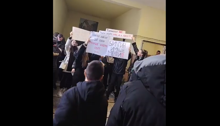 След смъртта на 18-годишния Билгин директорът и обвинената в тормоз учителка напускат училището