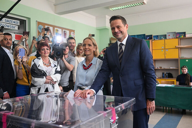 Първи екзитпол от Полша: Рафал Тшасковски води с 50.3% на балотажа за президент