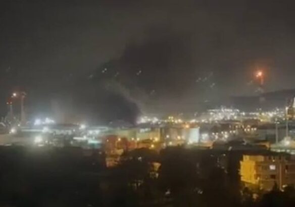 Експлозия предизвика пожар в най-голямата турска петролна рафинерия