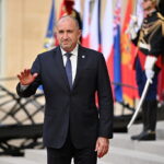Радев вади България от Коалицията на желаещите въпреки поканата от Макрон
