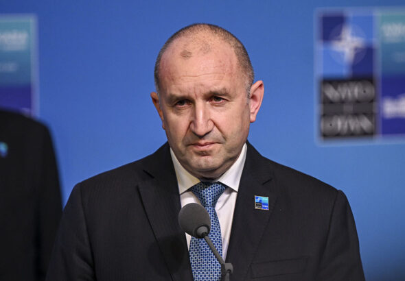 ГЕРБ пита Румен Радев за револвера - подарък от Ердоган
