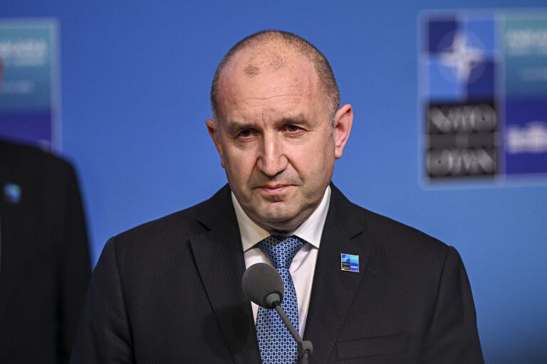 ДБ обвини Радев, че "завлича България в сивата зона" след напускането на Коалицията на желаещите