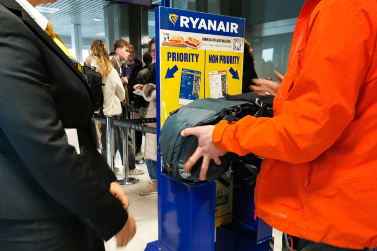 Ryanair увеличава безплатния ръчен багаж, но затяга проверките за нарушения