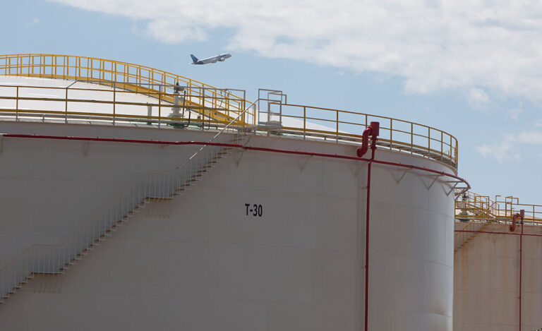 Европа има запаси от керосин за около 6 седмици, предупреждава МАЕ