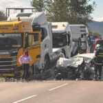 Двама души пострадаха при сблъсък между два тира и кола край Симитли