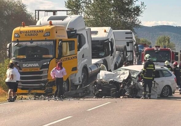 Двама души пострадаха при сблъсък между два тира и кола край Симитли