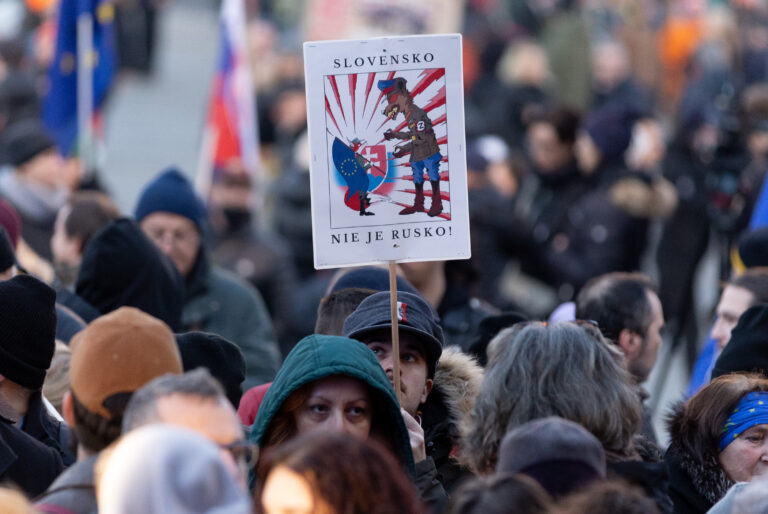 Словакия скандира: Фицо помага на мафията!