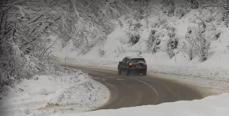 Спряха движението по АМ "Тракия" между Бургас и Зимница заради снегонавявания