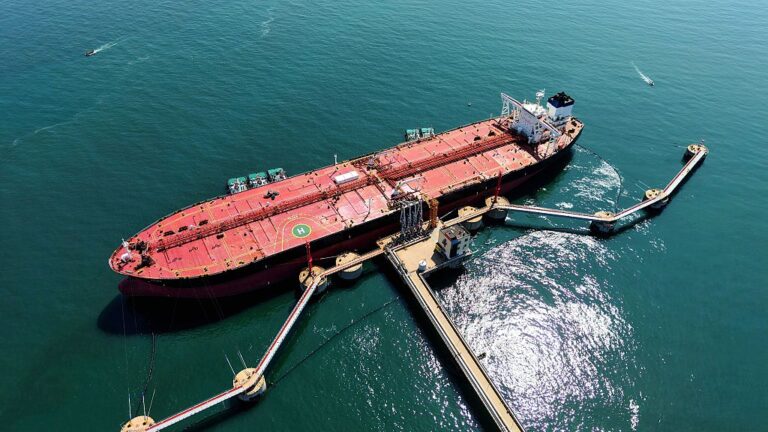 Цената на петрола отново тръгна нагоре след поставянето на примирието с Иран под риск