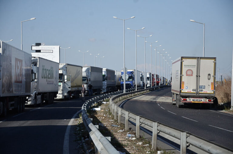 Загубите за транспортния бизнес растат с часове заради блокадата на гръцката граница