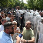 Протестите в Албания ескалираха, полицията разпръсна демонстранти с водно оръдие