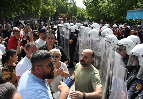 Протестите в Албания ескалираха, полицията разпръсна демонстранти с водно оръдие