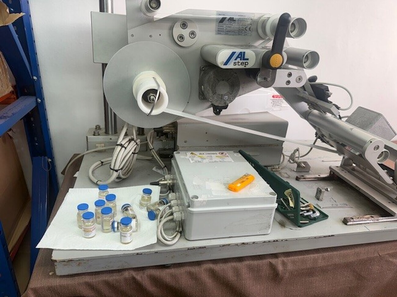 Разбиха фабрика за фалшиви лекарства и стероиди в София