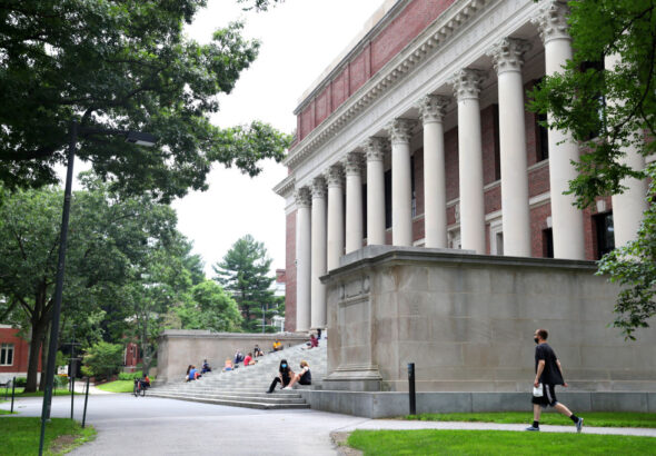 Администрацията на Тръмп съди Харвард, иска университетът да възстанови милиарди долари