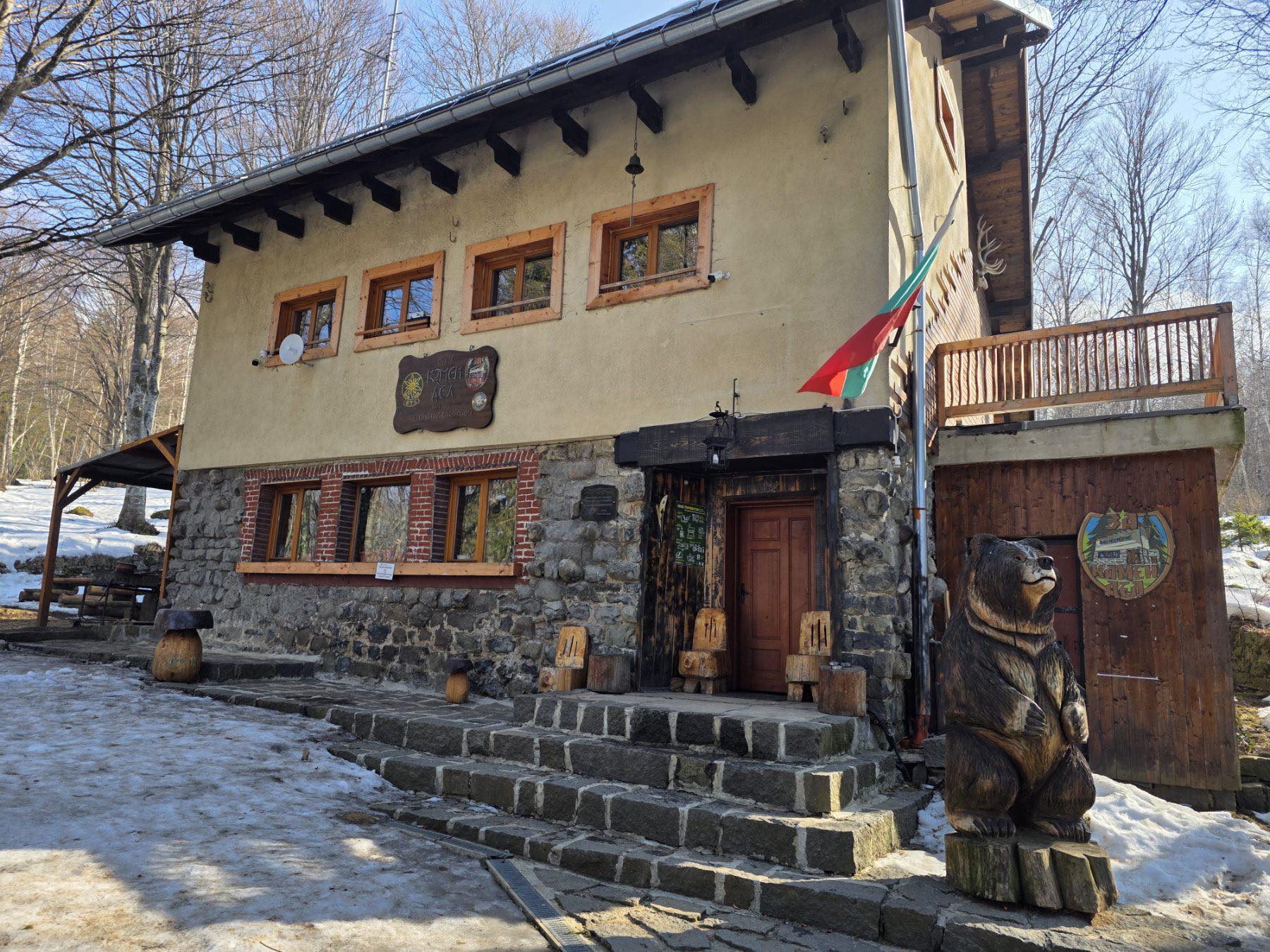 Изстрели, заплахи и арест при опита за смяна на хижаря в "Камен дел" на Витоша