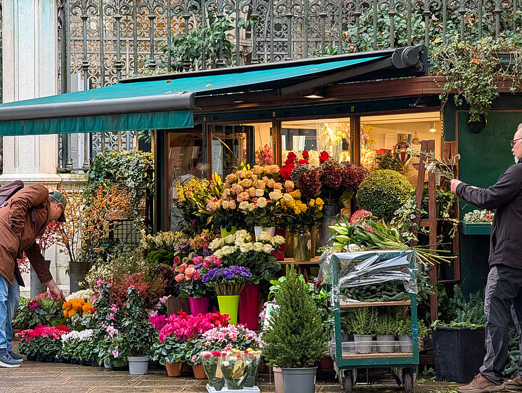 НАП тръгва по цветарските магазини, ще проверява за ценови натиск