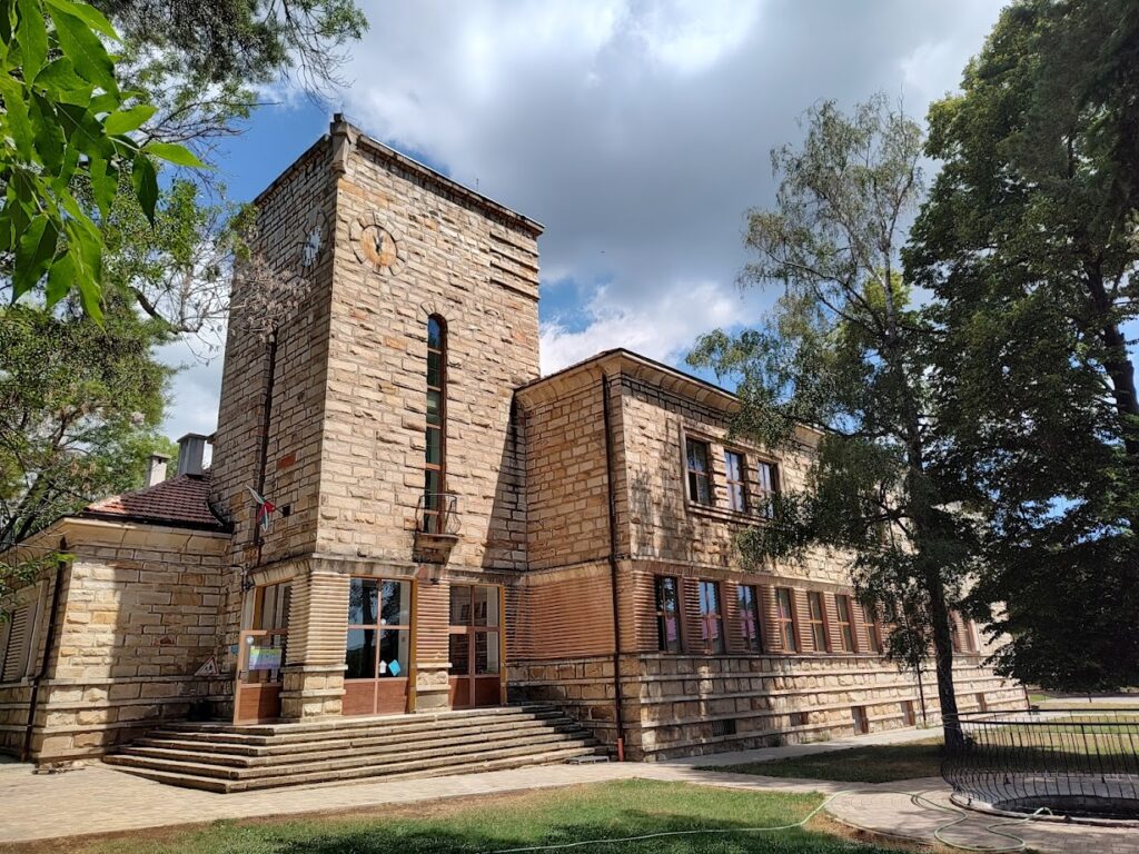 МОН ще реши за лиценза на училище "Космос" след проверка на прокуратурата