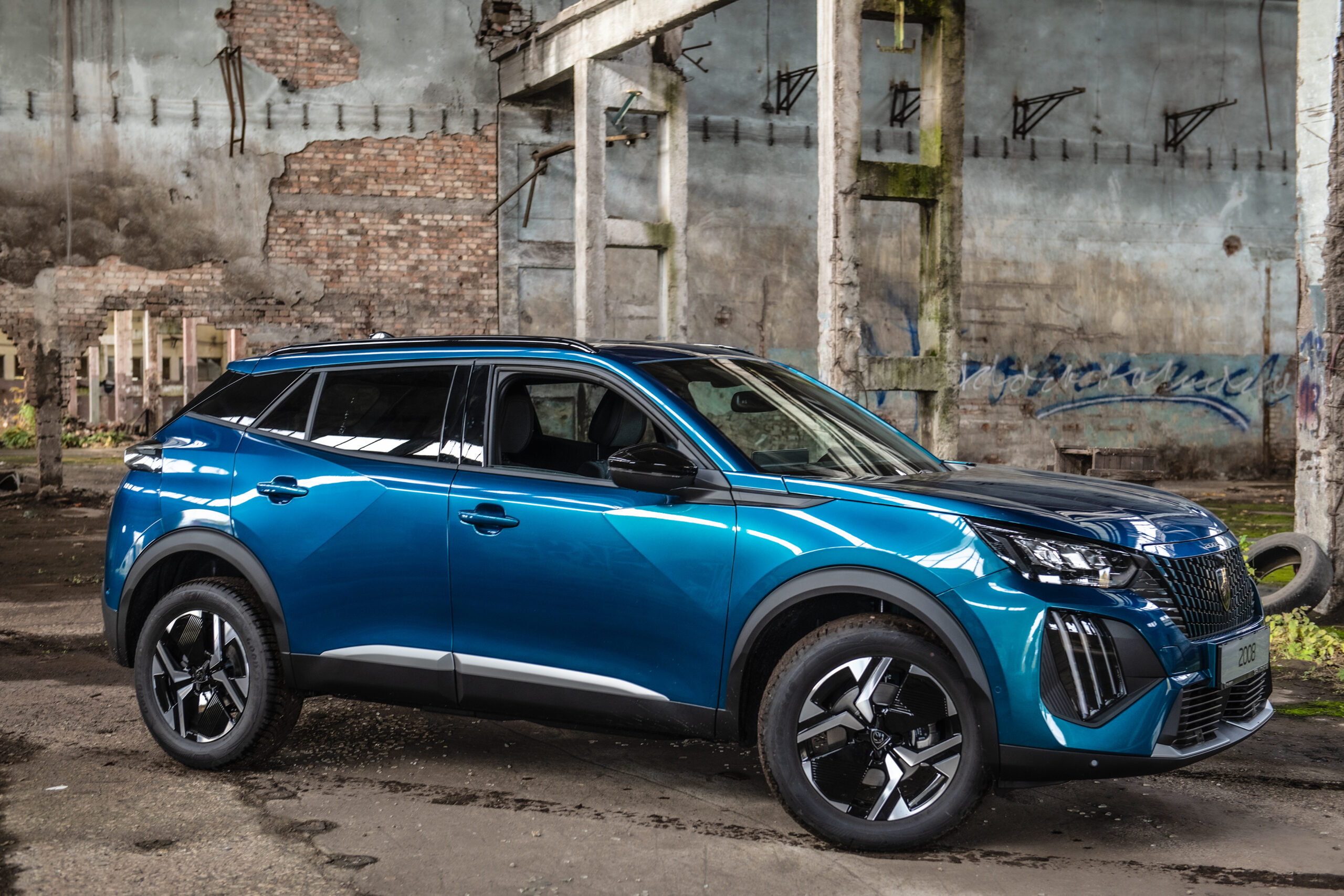 Peugeot 2008 в цвят Obsession Blue не просто привлича погледите, а хипнотизира