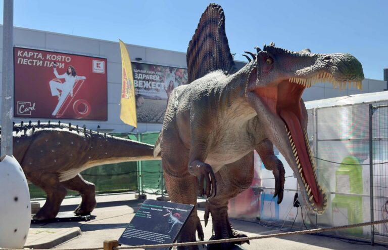 Динозаври оживяват на паркинга на Kaufland в столичния кв. “Дружба“