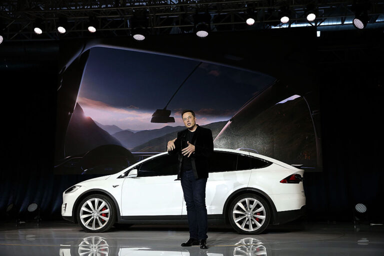 Акциите на Tesla се сринаха с близо 8% след нови понижения на американския пазар