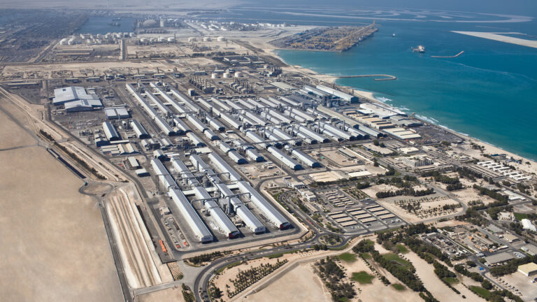 Иранските атаки в Персийския залив продължават, ударите засегнаха ключови индустриални обекти