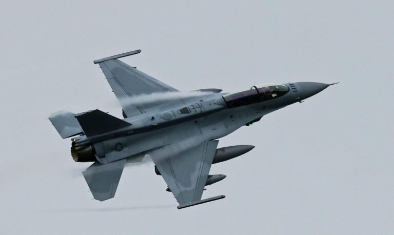 Новият F-16 направи първия си полет във въздушното пространство на България