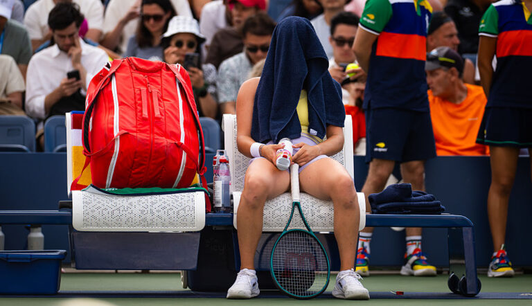 Тейлър Суифт, парашути, мъниста. На US Open никой вече не иска тенисистите да говорят за... тенис
