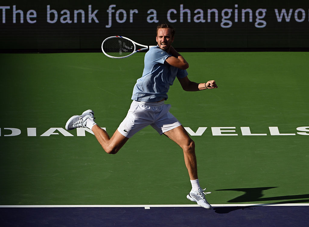 Медведев нанесе първа загуба на Алкарас за годината и е финалист в Индиън Уелс