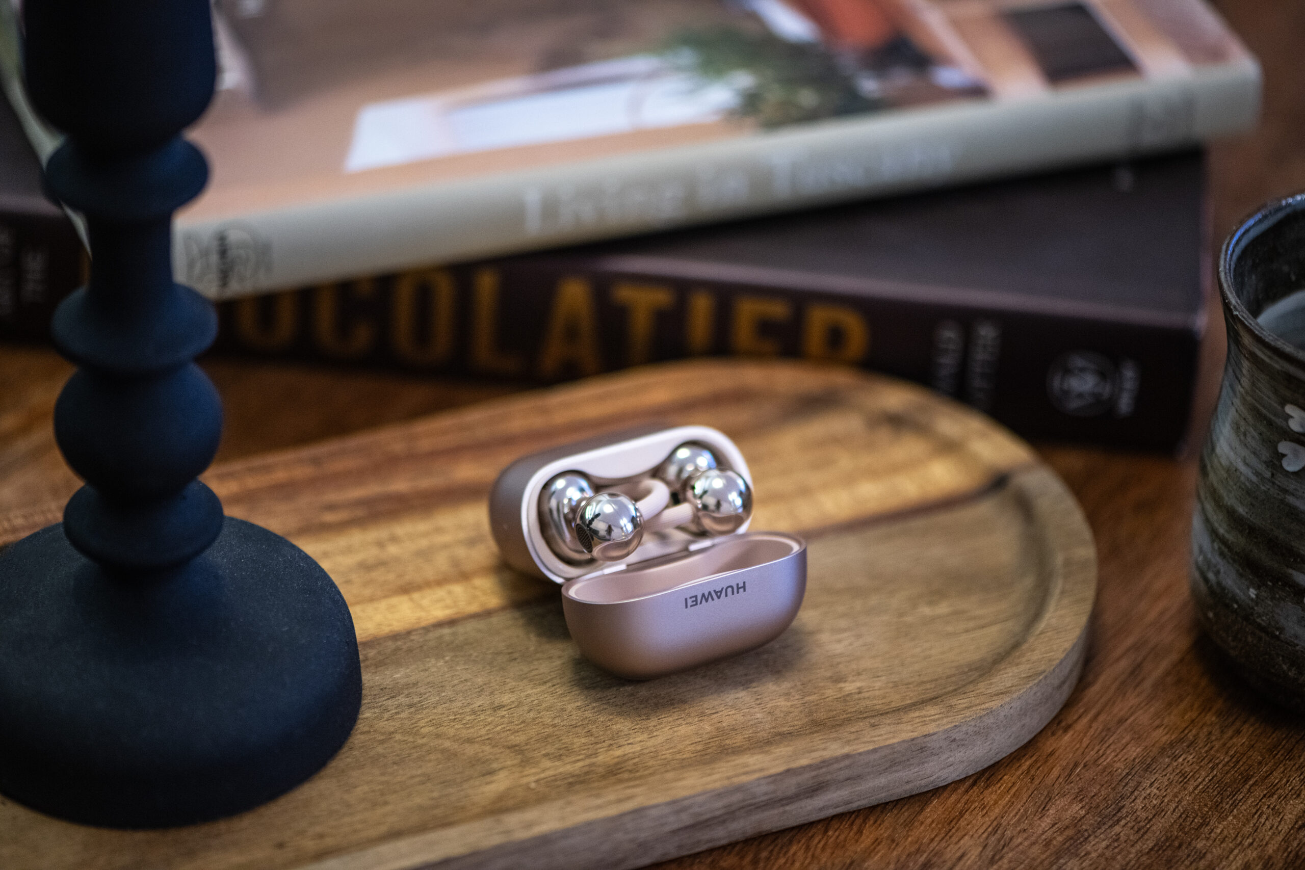 Не, това не е ear cuff, това са слушалките Huawei FreeClip 2 - красиви и удобни за целодневно носене