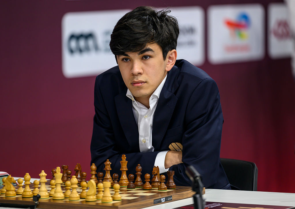 Кой е Джавохир Синдаров - 20-годишният шахматист, който пренарежда играта