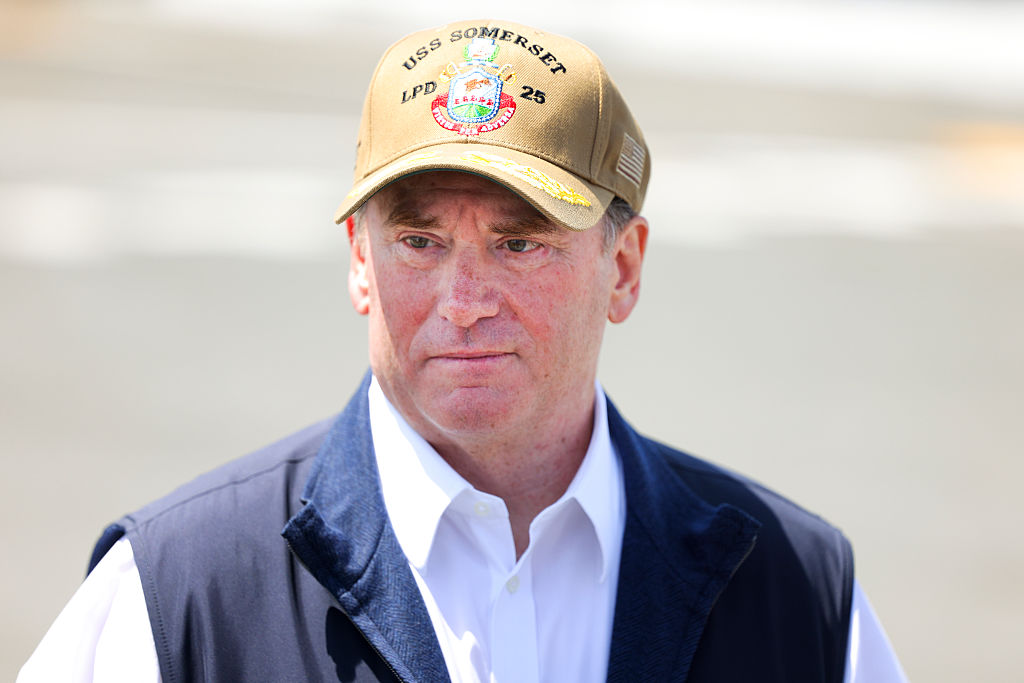 Министърът на военноморските сили на САЩ Джон Фелан напуска поста си