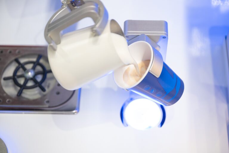 Първият в Европа робот бариста RobotAnno Al приготвя персонализирани напитки в Kaufland