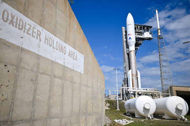 Amazon влиза в битка със Starlink на Илон Мъск с интернет сателитите си Kuiper