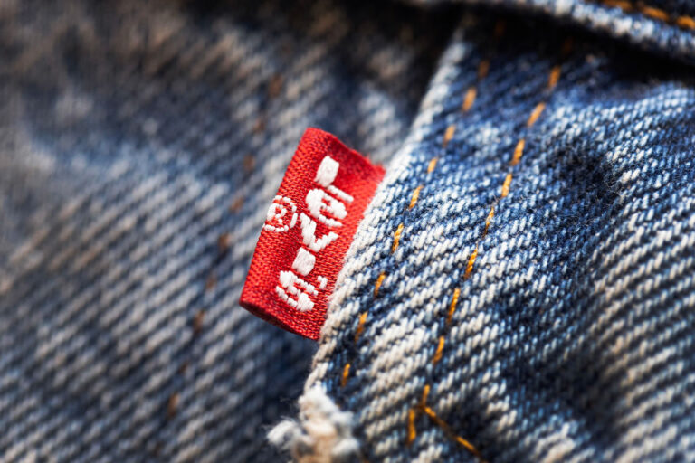 Levi’s предупреди, че политиките на Тръмп застрашават продажбите на дънки във Великобритания