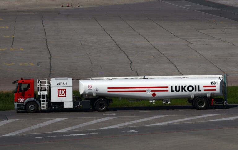 ГЕРБ и ДПС - Ново начало проправят пътя към държавен контрол и продажба на рафинерията в Бургас