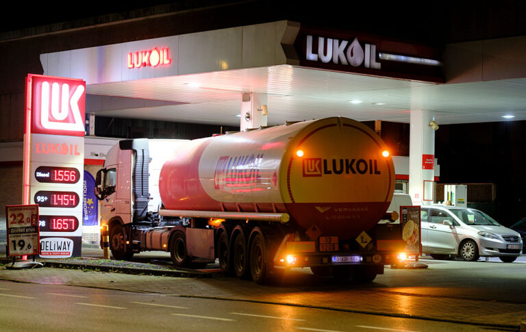 САЩ дават месец на руската "Лукойл" да преговаря за продажбата на международните ѝ активи