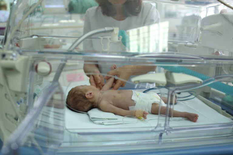 Недоносените деца имат нужда от последователни действия на системно ниво